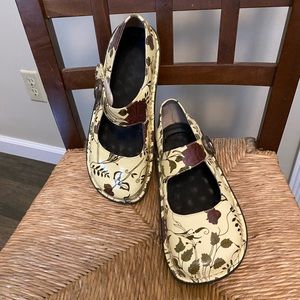 cute pattern and gently worn clogs with NO FOOTLINER